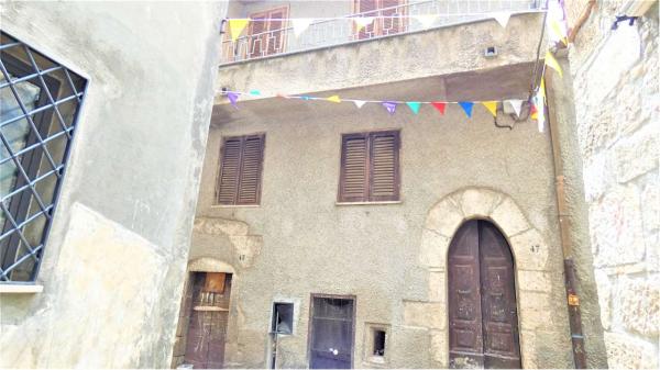 Appartamento in Vendita a Vico Nel Lazio Piazza Garibaldi 