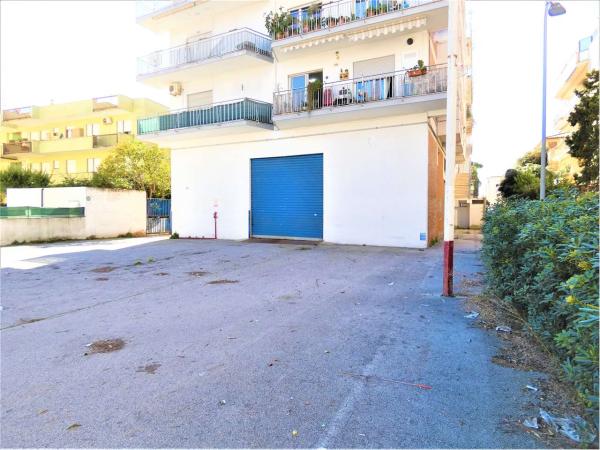 Negozio in Vendita a Terracina Via Michele Roma